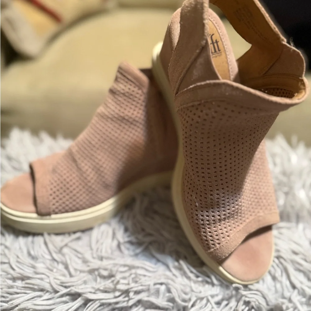 Sofft‎ Blush Peep-Toe Wedges